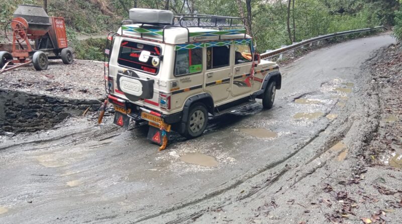 ठेकेदार की लापरवाही से पोखरी-हापला मोटर मार्ग बना जानलेवा, हादसे का खतरा बढ़ा