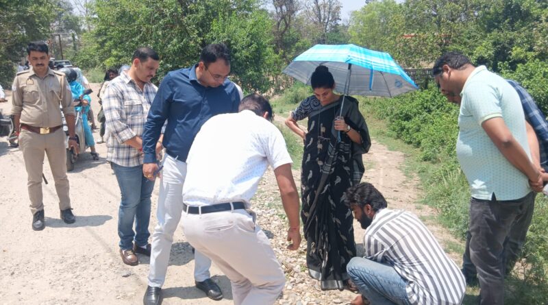 मेलाधिकारी ने कुम्भ मेला को लेकर चल रहे निर्माण कार्यों का किया निरीक्षण