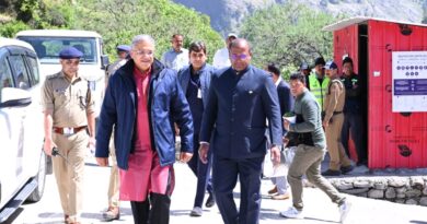 सीमांत क्षेत्र हर्षिल पहुंचे मुख्य निर्वाचन आयुक्त, पोलिंग बूथ का किया निरीक्षण