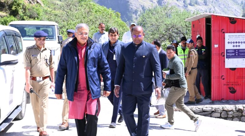 सीमांत क्षेत्र हर्षिल पहुंचे मुख्य निर्वाचन आयुक्त, पोलिंग बूथ का किया निरीक्षण