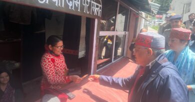 मुख्य चुनाव आयुक्त ने हर्षिल में खरीदी पारंपरिक टोपी,दिया स्थानीय उत्पाद व हस्तशिल्प को बढ़ावा का संदेश