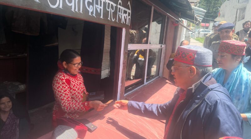 मुख्य चुनाव आयुक्त ने हर्षिल में खरीदी पारंपरिक टोपी,दिया स्थानीय उत्पाद व हस्तशिल्प को बढ़ावा का संदेश