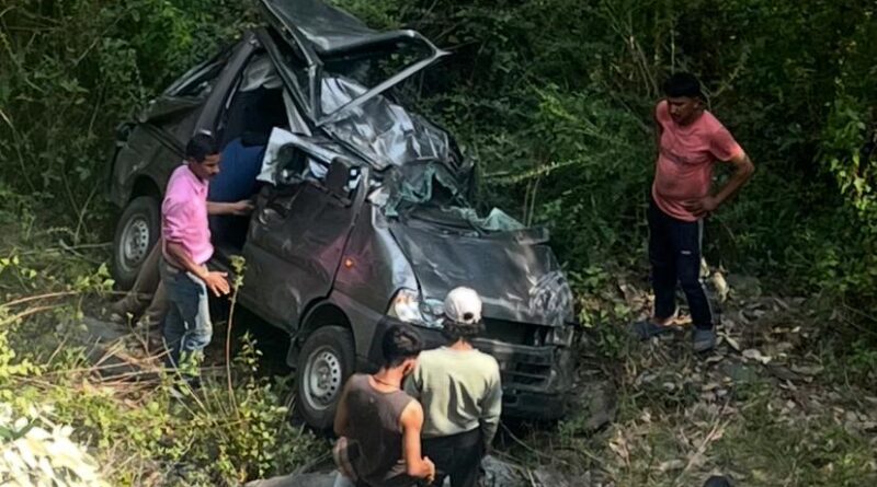 पोखरी के चांदनीखाल के पास ईको वाहन खाई में गिरा, चालक समेत तीन घायल