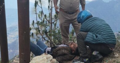 सेल्फी लेते समय युवक खाई में गिरा, पुलिस ने रेस्क्यू कर बचाई जान