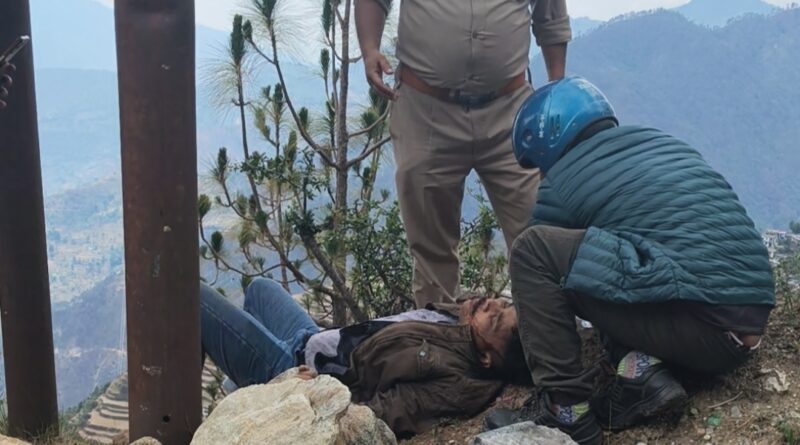 सेल्फी लेते समय युवक खाई में गिरा, पुलिस ने रेस्क्यू कर बचाई जान