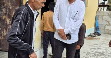 वनाग्नि में जान गंवाने वाली महिला के परिजनों से मिले मुकेश नेगी, सहायता का दिलाया भरोसा वनाग्नि में जान गंवाने वाली महिला के परिजनों से मिले मुकेश नेगी, सहायता का दिलाया भरोसा
