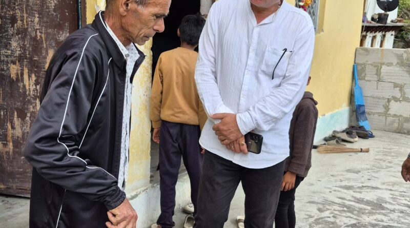 वनाग्नि में जान गंवाने वाली महिला के परिजनों से मिले मुकेश नेगी, सहायता का दिलाया भरोसा