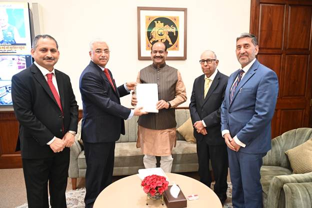 न्यायाधीश जांच समिति ने लोक सभा अध्यक्ष को अपनी रिपोर्ट सौंपी न्यायाधीश जांच समिति ने लोक सभा अध्यक्ष को अपनी रिपोर्ट सौंपी