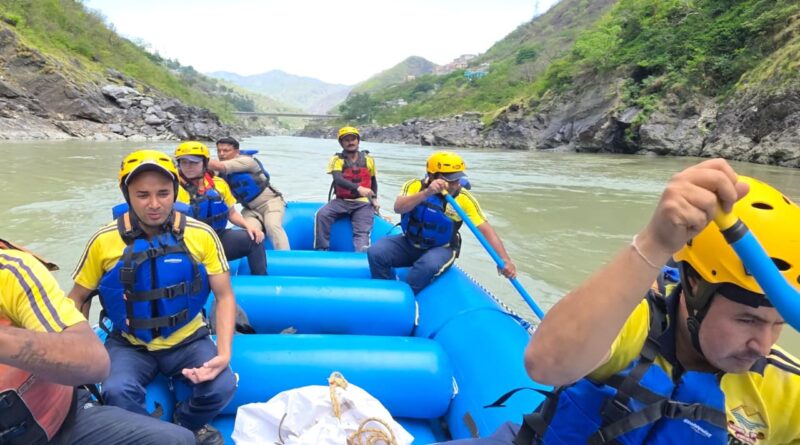 देवप्रयाग में बड़ा हादसा: अलकनंदा नदी में गिरी तीर्थयात्रियों की कार, तीन की मौत, चार लापता