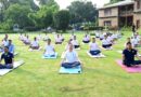 मुख्यमंत्री धामी ने आवास पर अधिकारियों एवं कर्मचारियों के साथ किया योगाभ्यास