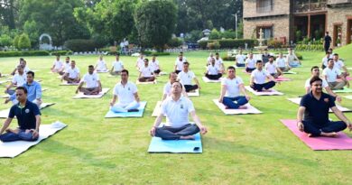 मुख्यमंत्री धामी ने आवास पर अधिकारियों एवं कर्मचारियों के साथ किया योगाभ्यास