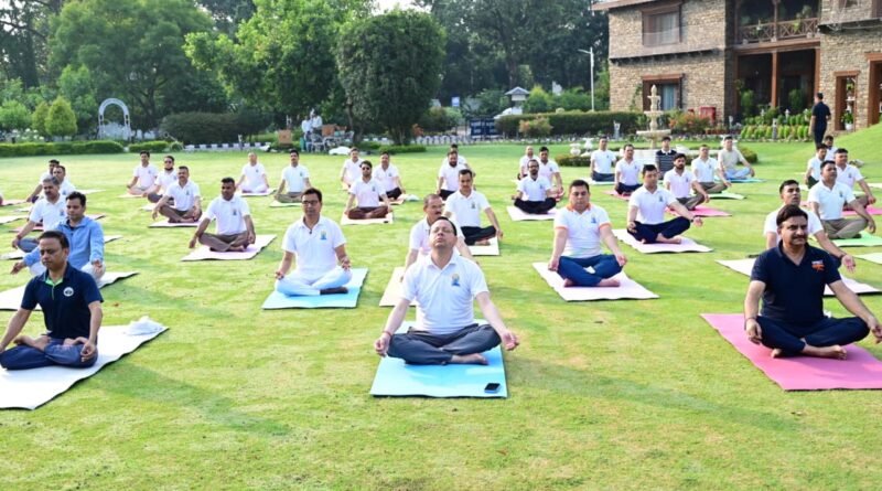 मुख्यमंत्री धामी ने आवास पर अधिकारियों एवं कर्मचारियों के साथ किया योगाभ्यास
