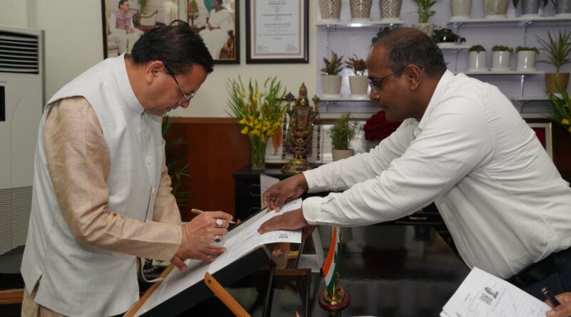 विशेष गहन पुनरीक्षण SIR कार्यक्रम के तहत मुख्यमंत्री धामी को सौंपा गणना फॉर्म