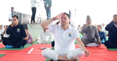 मुख्यमंत्री धामी ने बनबसा में किया सामूहिक योगाभ्यास, योग को दैनिक जीवन का हिस्सा बनाने का किया आह्वान