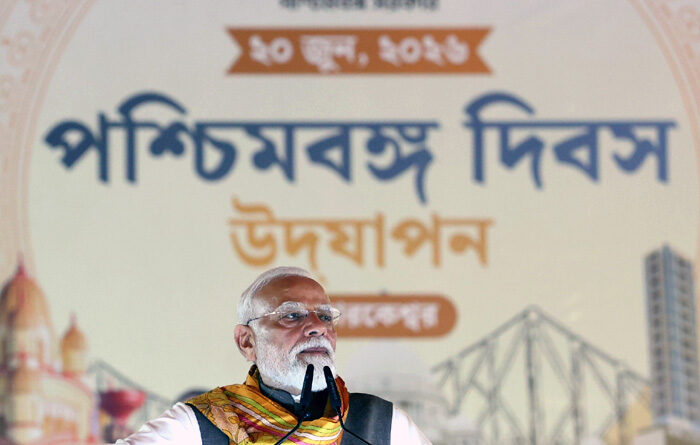प्रधानमंत्री मोदी ने कोलकाता के रेड रोड पर 12वें अंतरराष्ट्रीय योग दिवस समारोह में भाग लिया