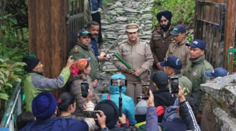 विश्व धरोहर फूलों की घाटी पर्यटकों के लिए खुली, पहले दिन 108 पर्यटकों ने किया दीदार