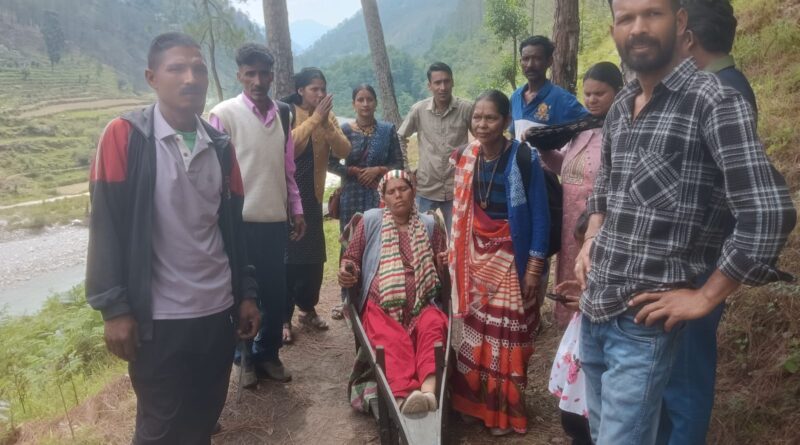 डोली में दूर अस्पताल पहुंची प्रसूता, एरेठा गांव की सड़क आज भी अधूरी उम्मीद
