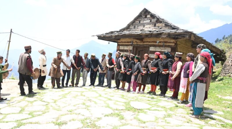 सीमांत गांव बरी में बंटे गणना प्रपत्र, ग्रामीणों ने ताँदी और हारुल नृत्य से जताया आभार