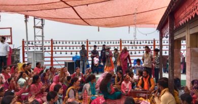 कार्तिक स्वामी धाम में शिवमय हुआ वातावरण, शिव पुराण कथा में उमड़ रही श्रद्धालुओं की भीड़