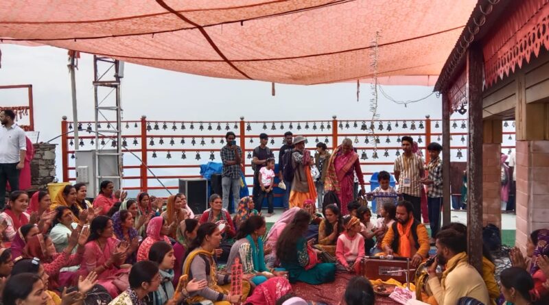 कार्तिक स्वामी धाम में शिवमय हुआ वातावरण, शिव पुराण कथा में उमड़ रही श्रद्धालुओं की भीड़