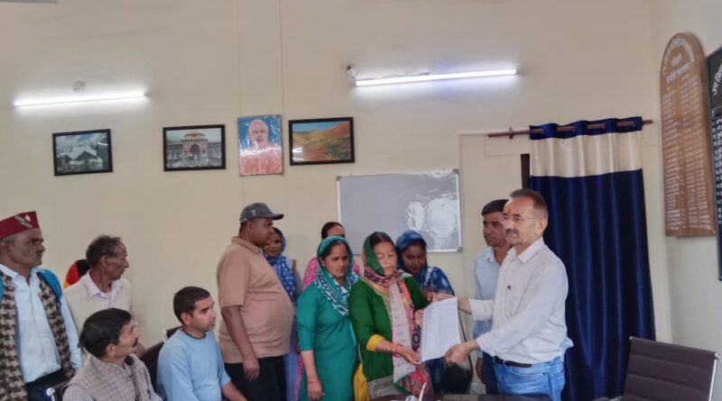 सड़क नहीं तो वोट नहीं: वीणा तल्ला-मल्ला के ग्रामीणों ने चुनाव बहिष्कार की चेतावनी दी