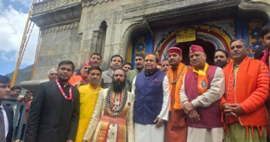 मुकेश अंबानी ने बदरीनाथ-केदारनाथ धाम में किए दर्शन, बीकेटीसी को 10 करोड़ रुपये का दान
