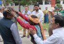 बुजुर्ग ग्रामीण महिला ने डीएम के सिर हाथ रख कर दिया आशीर्वाद