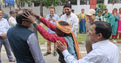 बुजुर्ग ग्रामीण महिला ने डीएम के सिर हाथ रख कर दिया आशीर्वाद