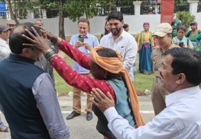 बुजुर्ग ग्रामीण महिला ने डीएम के सिर हाथ रख कर दिया आशीर्वाद बुजुर्ग ग्रामीण महिला ने डीएम के सिर हाथ रख कर दिया आशीर्वाद