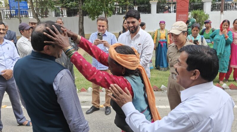 बुजुर्ग ग्रामीण महिला ने डीएम के सिर हाथ रख कर दिया आशीर्वाद