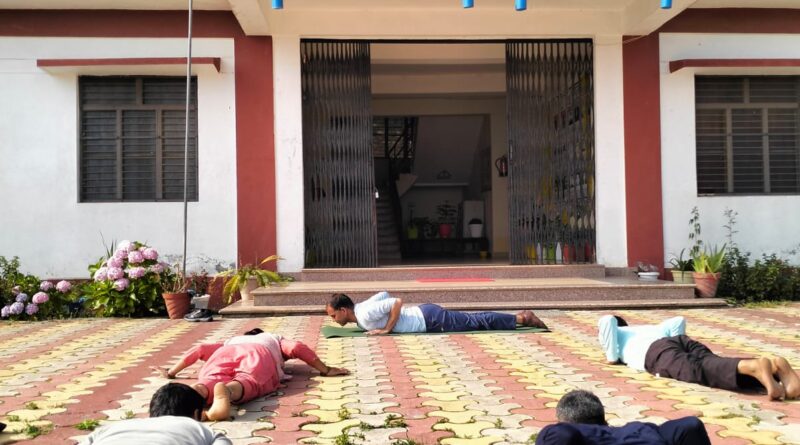 अंतरराष्ट्रीय योग दिवस पर पोखरी पीजी कॉलज में योगाभ्यास, स्वस्थ जीवन का दिया संदेश