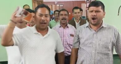 बीडीओ की अनुपस्थिति पर प्रधान संघ का प्रदर्शन, नारेबाजी कर सौंपा ज्ञापन