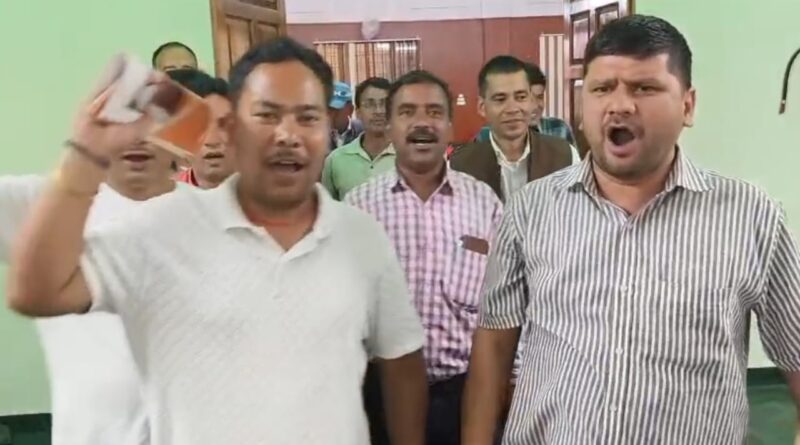 बीडीओ की अनुपस्थिति पर प्रधान संघ का प्रदर्शन, नारेबाजी कर सौंपा ज्ञापन