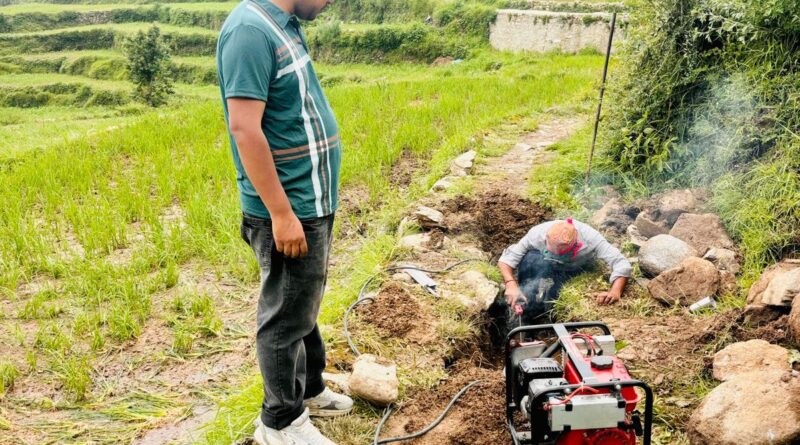 डांडागैर-कलसीर में फटी पेयजल योजना की मुख्य पाइप लाइन, पोखरी बाजार समेत पूरे नगर क्षेत्र की जलापूर्ति ठप
