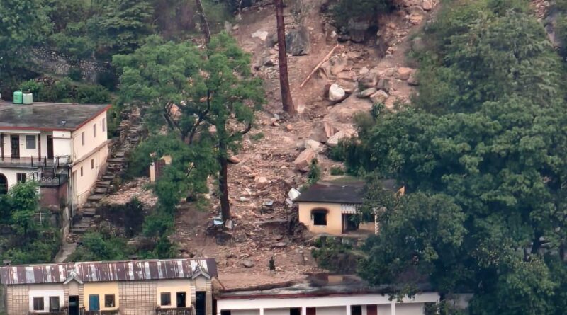 बादल फटने से नारायणबगड़ में भारी तबाही, कई वाहन मलबे में दबे, राजमार्ग सात घंटे बंद