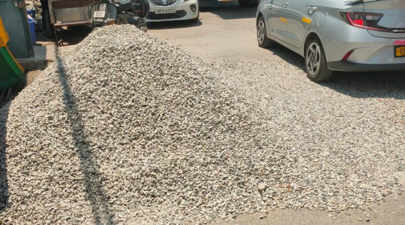 पहली मूसलाधार बारिश में गौचर की जल निकासी व्यवस्था ध्वस्त, दुकानों में घुसा गंदा पानी