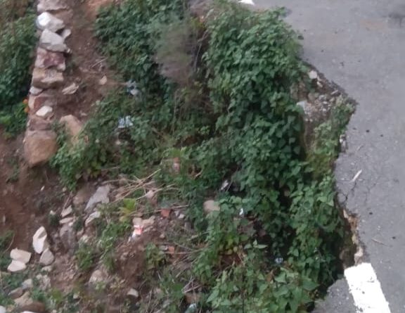 रिखणीखाल में एक साल बाद भी नहीं बना टूटा पुश्ता, बरसात से पहले बढ़ी दुर्घटना की आशंका
