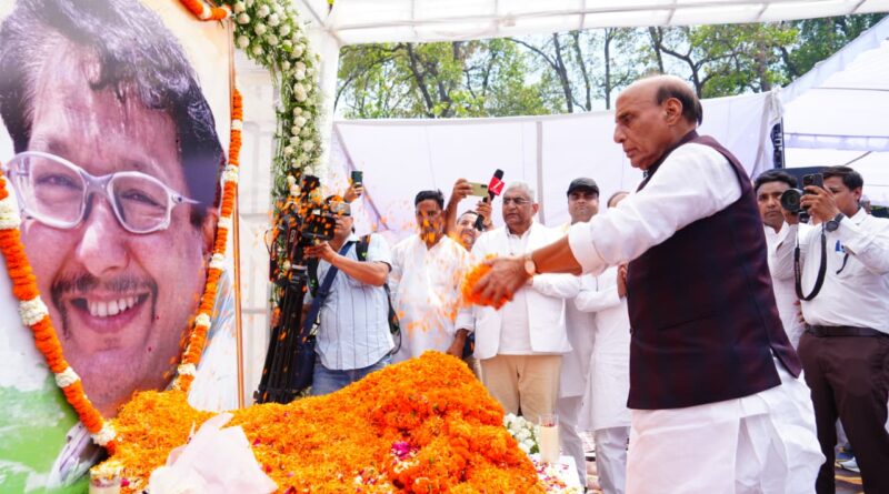 रक्षा मंत्री राजनाथ और सीएम धामी जसपाल राणा की तेरहवीं में हुए शामिल रक्षा मंत्री राजनाथ और सीएम धामी जसपाल राणा की तेरहवीं में हुए शामिल