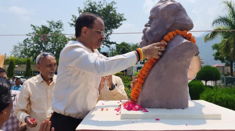 गढ़वाल विश्वविद्यालय के स्थापना आंदोलन के सूत्रधार स्वामी मन्मथन की प्रतिमा का अनावरण