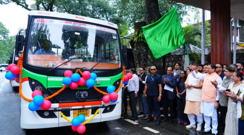 मुख्यमंत्री ने स्वच्छ ईंधन आधारित 11 वाहनों को दिखाई हरी झंडी