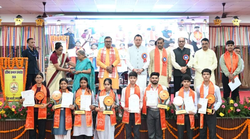 रुड़की में मेधावी विद्यार्थियों का सम्मान, मुख्यमंत्री ने नई शिशु वाटिका का किया लोकार्पण