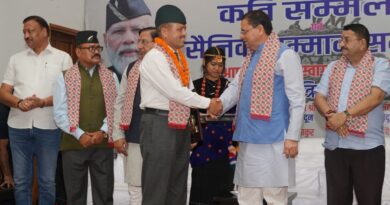 मुख्यमंत्री  धामी ने कारगिल  विजय  दिवस पर वीर सैनिकों, पूर्व सैनिकों और वीरांगनाओं को किया सम्मानित
