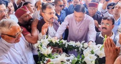 मुख्यमंत्री धामी ने दी दिवंगत हीरा सिंह बिष्ट को श्रद्धांजलि