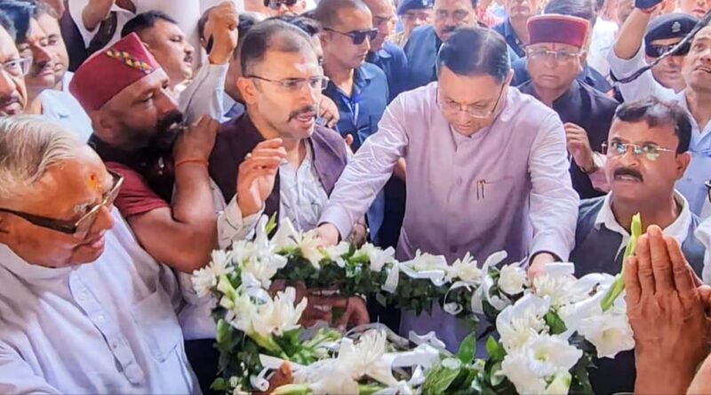 मुख्यमंत्री धामी ने दी दिवंगत हीरा सिंह बिष्ट को श्रद्धांजलि