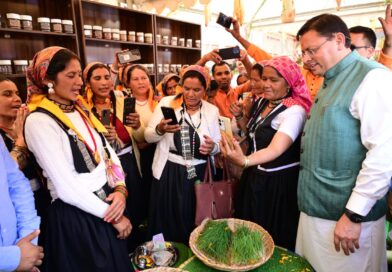 गोपेश्वर में मुख्यमंत्री धामी ने ‘जन-जन की सरकार, जन-जन के द्वार शिविर में सुनी जन समस्यायें गोपेश्वर में मुख्यमंत्री धामी ने ‘जन-जन की सरकार, जन-जन के द्वार शिविर में सुनी जन समस्यायें