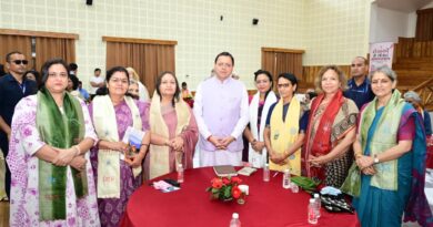 मुख्यमंत्री ने मुख्य सेवक सदन में लेखकों एवं साहित्यकारों से किया संवाद