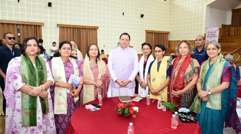 मुख्यमंत्री ने मुख्य सेवक सदन में लेखकों एवं साहित्यकारों से किया संवाद