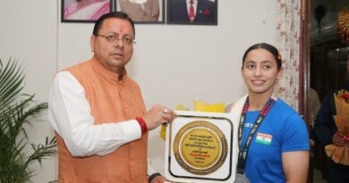मुख्यमंत्री धामी से मिलीं अंतरराष्ट्रीय स्तर पर पदक जीतने वाली उत्तराखंड की महिला मुक्केबाज, मुख्यमंत्री ने किया सम्मानित