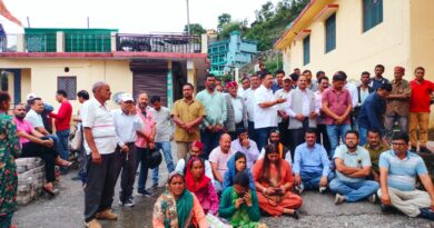 गर्भवती महिला की मौत पर थराली सीएचसी में कांग्रेस का धरना, उच्चस्तरीय जांच और विशेषज्ञ चिकित्सकों की मांग