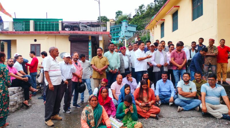 गर्भवती महिला की मौत पर थराली सीएचसी में कांग्रेस का धरना, उच्चस्तरीय जांच और विशेषज्ञ चिकित्सकों की मांग